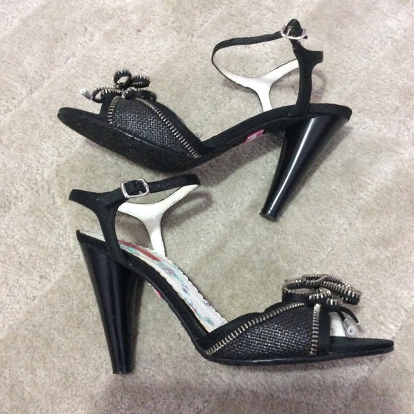 Betseyville Pabla Heels - Picture 8 of 8